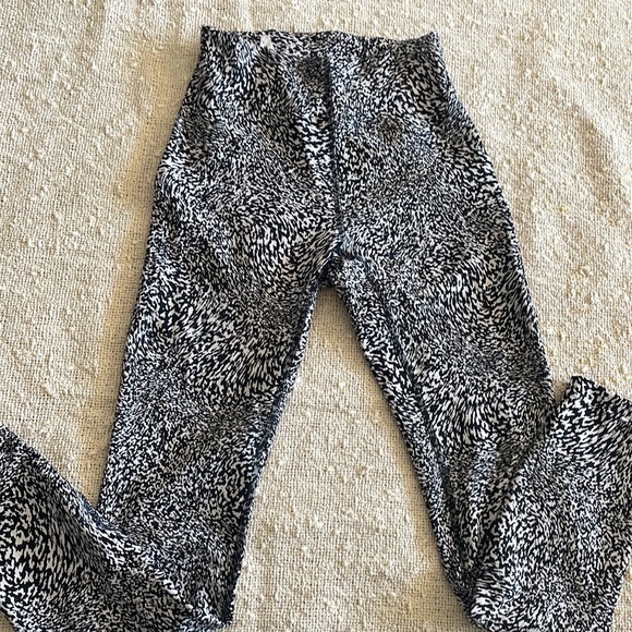 Lulalemon leggings, super comfortable, barely used.black and white size 2 - Picture 5 of 5